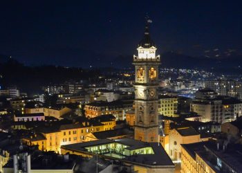 VARESE VISITE TORRE CIVICA APERTURA AL PUBBLICO VISTA DALL'ALTO DELLA CITTA' CON LUMINARIE PIAZZA MONTE GRAPPA NATALE 2019
NELLA FOTO BERNASCONE E VISIONE CITTA' NOTTURNA