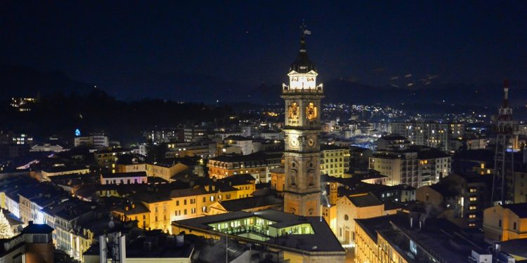 VARESE VISITE TORRE CIVICA APERTURA AL PUBBLICO VISTA DALL'ALTO DELLA CITTA' CON LUMINARIE PIAZZA MONTE GRAPPA NATALE 2019
NELLA FOTO BERNASCONE E VISIONE CITTA' NOTTURNA